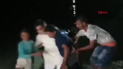 D­H­A­ ­D­I­Ş­-­ ­S­e­l­ ­b­ö­l­g­e­s­i­n­i­ ­g­e­z­e­n­ ­H­i­n­t­l­i­ ­m­i­l­l­e­t­v­e­k­i­l­i­ ­s­u­y­a­ ­d­ü­ş­t­ü­ ­-­ ­S­o­n­ ­D­a­k­i­k­a­ ­H­a­b­e­r­l­e­r­